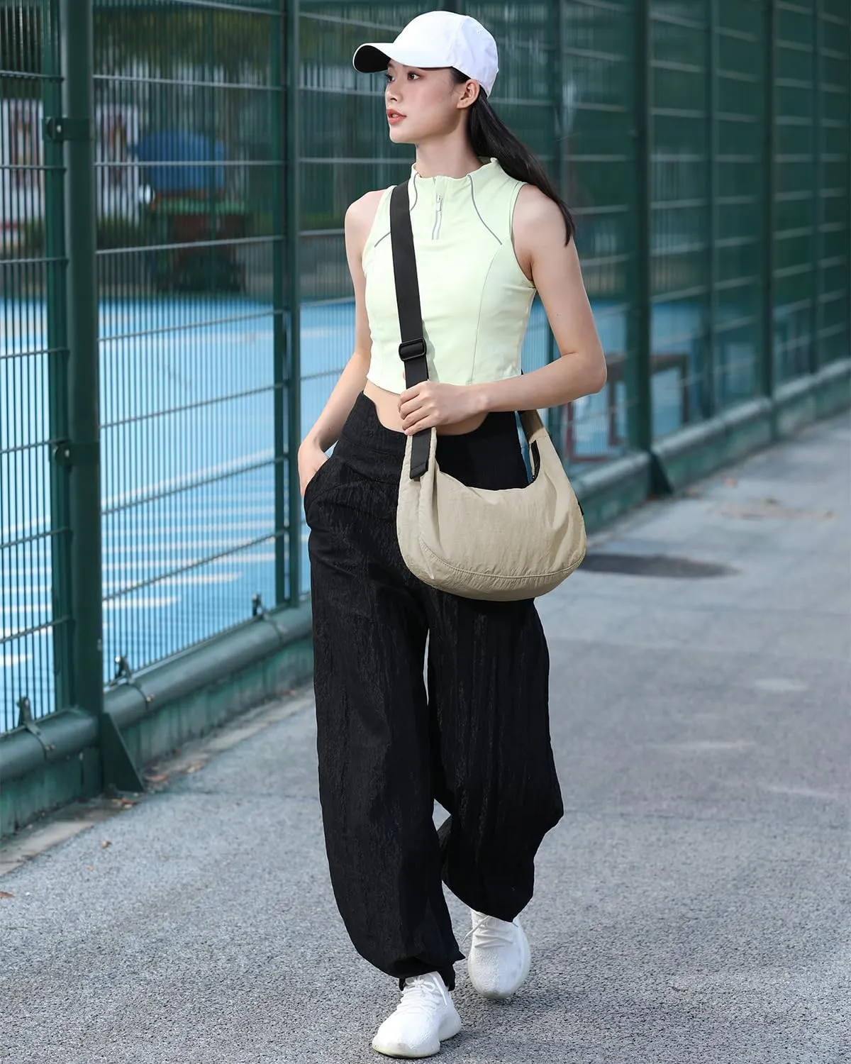 Iioscre Medium Crossbody Crescent Bag for Women Men Trendy, Nylon Crossbody Hobo Bag with Adjustable Strap and Inner Pockets.