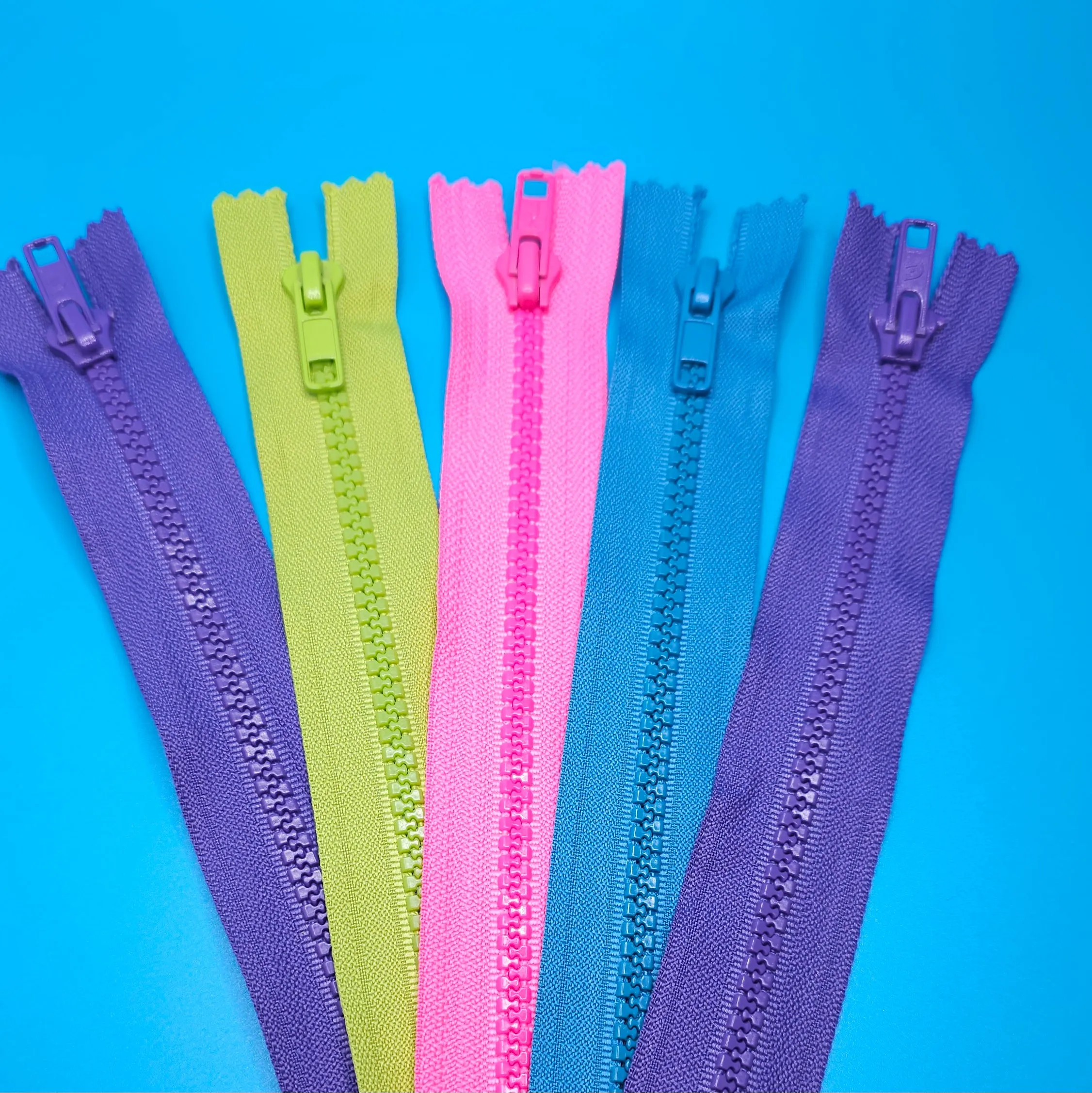 Molded Plastic Zipper | Closed End | #5 | 7" / 18 cm